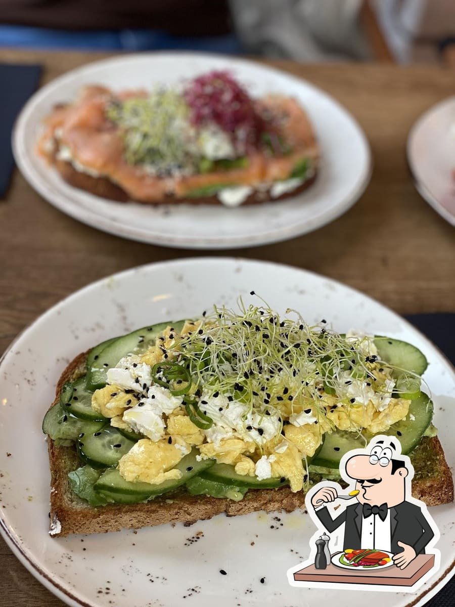Avocado toast garni d’avocat, feta émiettée, concombre et micro-pousses.