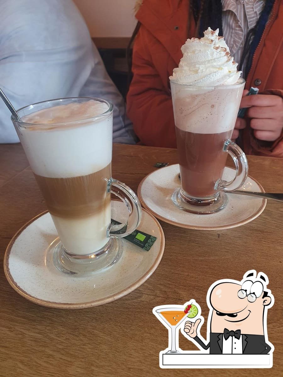Latte servi dans un grand verre, mousse de lait onctueuse.